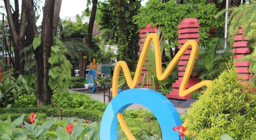Zoom Dharmahusada Hotel Surabaya Eksteriør bilde